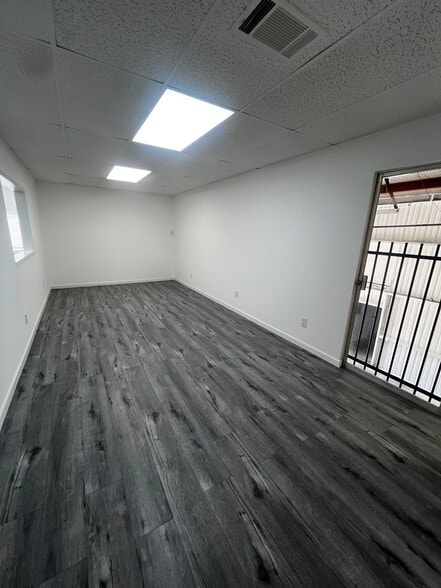 More Photos Of 6827 La Paseo St, Houston Warehouse For Lease