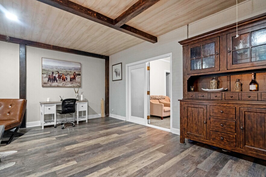 More Photos Of 11155 Hubbard Rd, Kansas City Flex For Sale