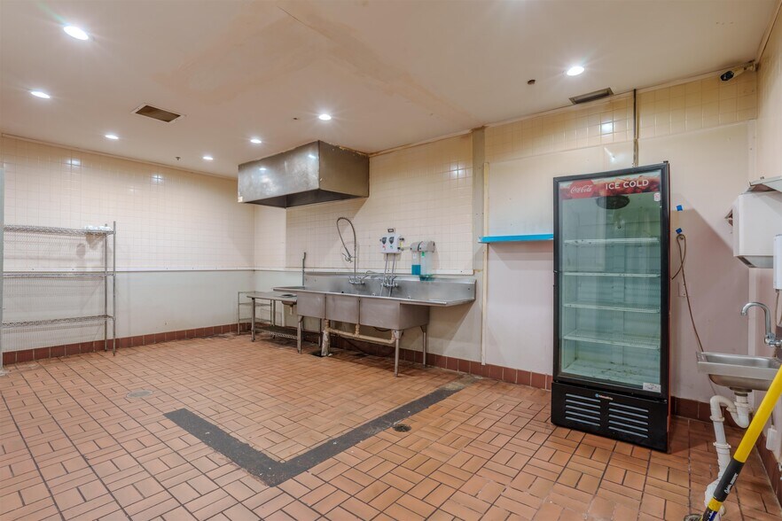 More Photos Of 4840 Hatch Blvd, Muscle Shoals Restaurant For Sale