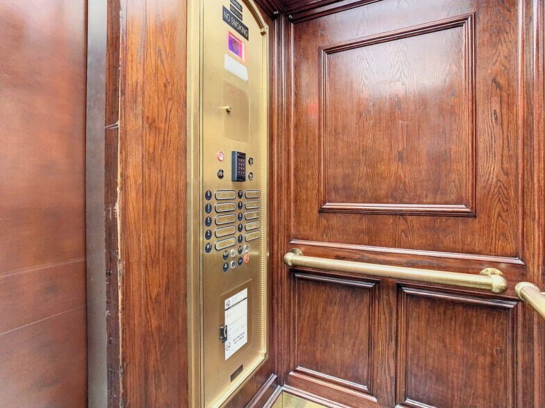 More Photos Of 707 N Franklin St, Tampa Office For Sale