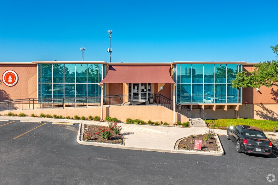 More Photos Of 9725 Datapoint Dr, San Antonio Office For Lease