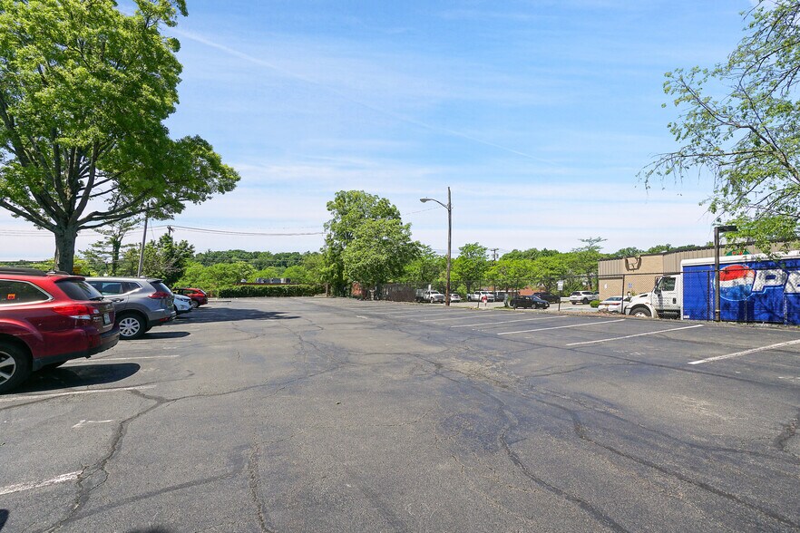 More Photos Of 1940 Commerce St, Yorktown Heights Office For Lease