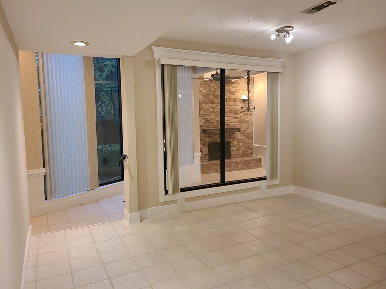 More Photos Of 900 W Davis St, Conroe Office For Sale