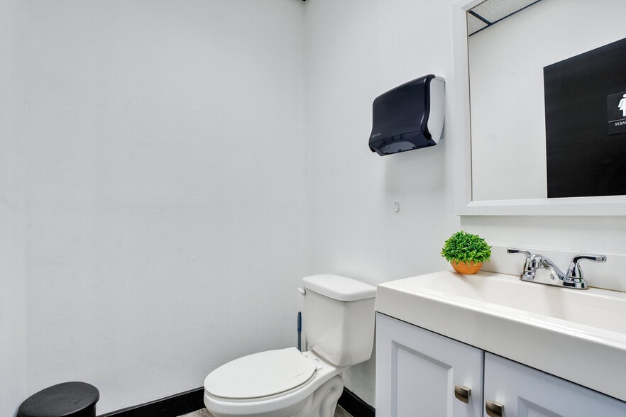 More Photos Of 120 W Carroll St, Kissimmee Industrial For Sale