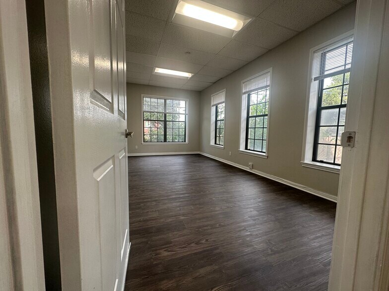 More Photos Of 1823 Fort View Rd, Austin Office For Sale