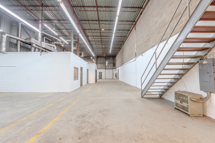 More Photos Of 8740-8878 Blvd Pie-IX, Montréal Warehouse For Lease