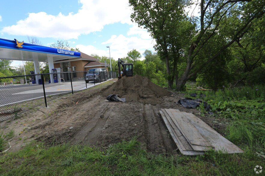 More Photos Of 951 Dundas St W, Whitby Service Station For Sale