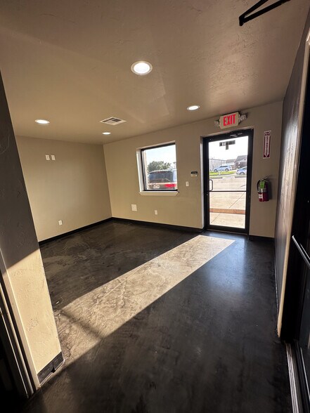 More Photos Of 524 Tower Dr, Moore Flex For Lease