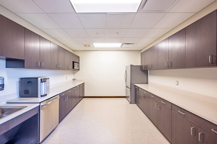 More Photos Of 1 Coastway Blvd, Warwick Office For Lease