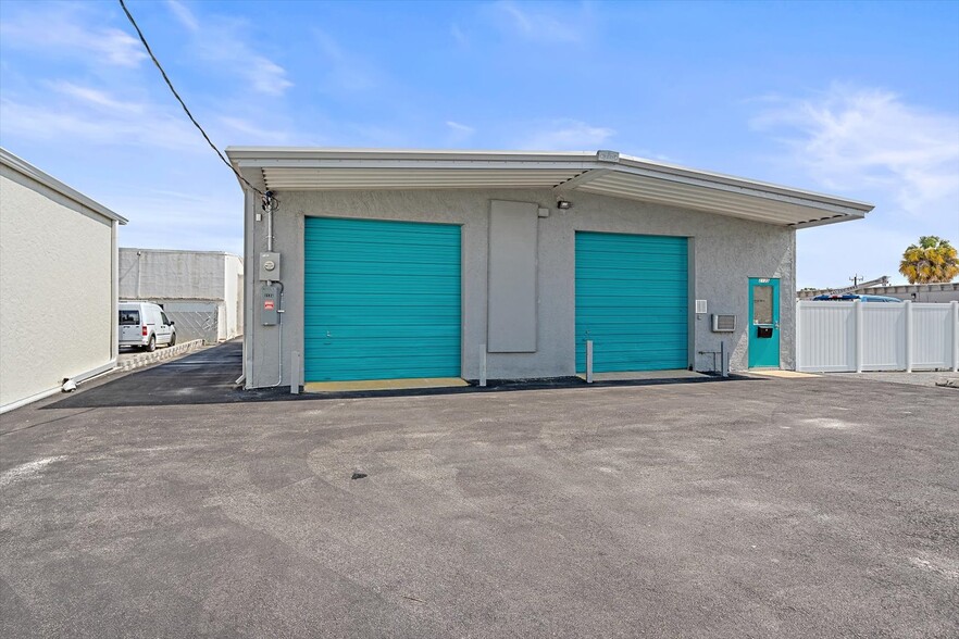 More Photos Of 2135 12th St, Sarasota Warehouse For Lease