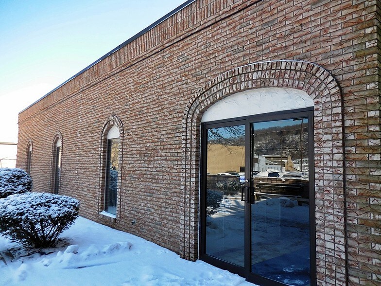 More Photos Of 3 Kensington Sq, New Kensington Medical For Lease