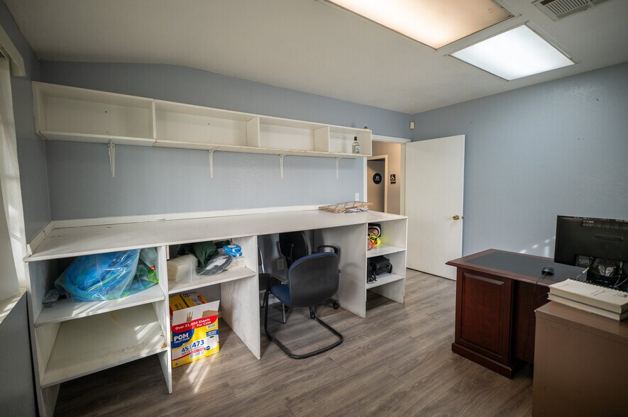 More Photos Of 2023 S Bon View Ave, Ontario Contractor Storage Yard For Sale