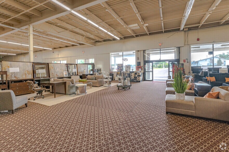 More Photos Of 855 Boston Post Rd, West Haven Freestanding For Lease