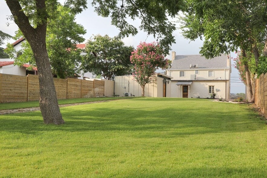 More Photos Of 405 E Main St, Fredericksburg Storefront For Lease