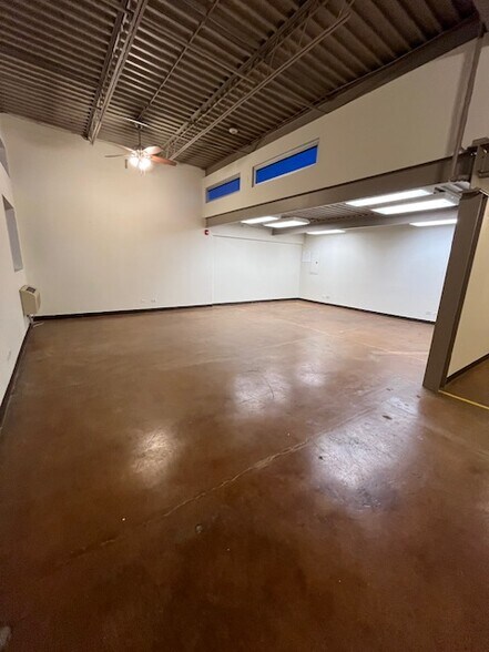 More Photos Of 1630 Old Deerfield Rd, Highland Park Warehouse For Lease