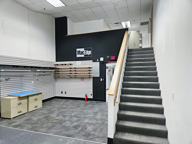 More Photos Of 599 Lafayette Rd, Portsmouth Bowling Alley For Lease