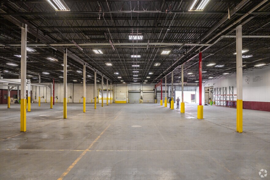 More Photos Of 910 10th St, Plano Warehouse For Lease