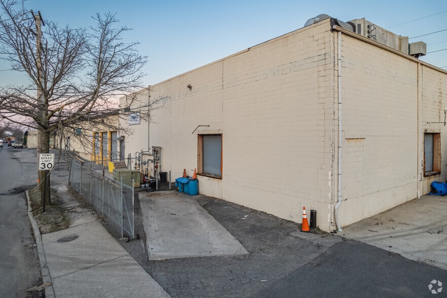 More Photos Of 168 Railroad St, Huntington Manufacturing For Lease