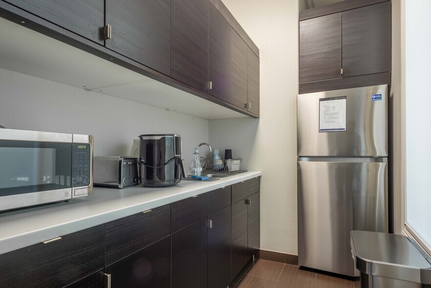 More Photos Of 2298 W Horizon Ridge Pky, Henderson Office For Lease