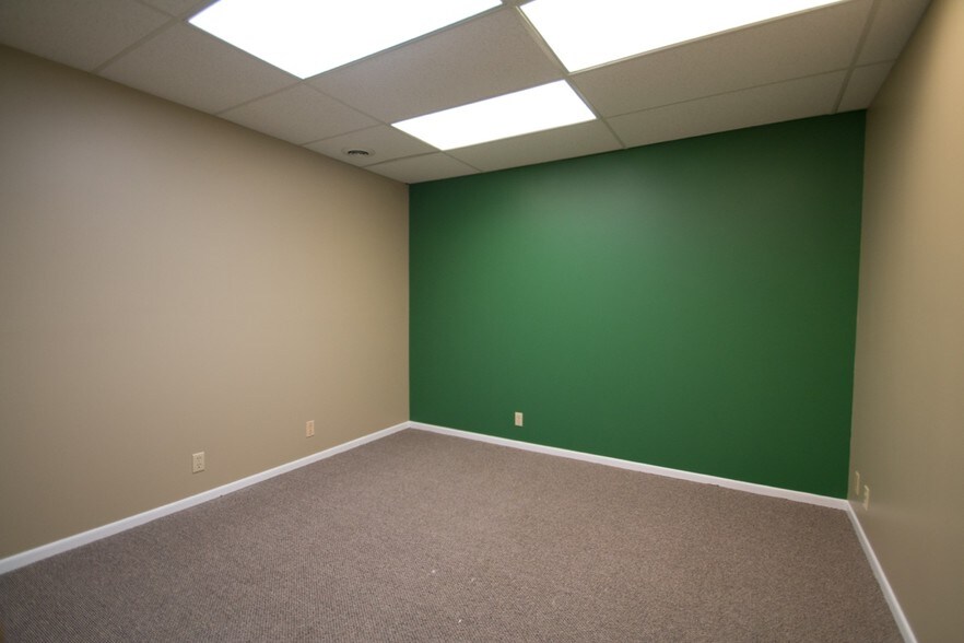 More Photos Of 1215-1243 S 119th St, Omaha General Retail For Lease