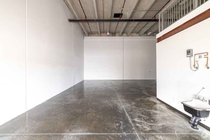 More Photos Of 6175 NW 102nd Ave, Doral Showroom For Sale