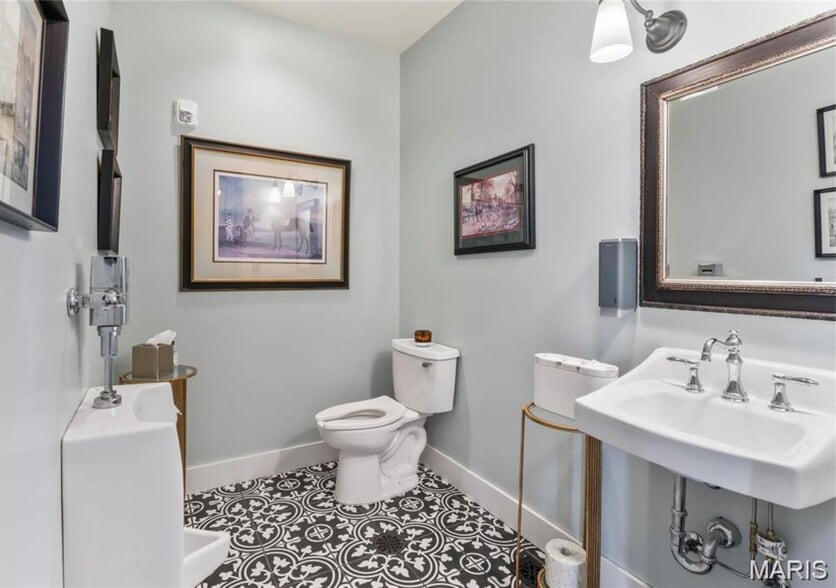 More Photos Of 876 W State St, Jacksonville Hospitality For Sale