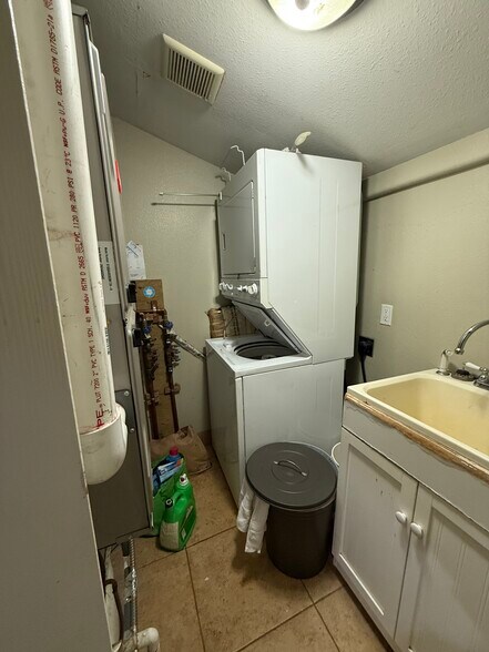 More Photos Of 323 W Powell Blvd, Gresham Freestanding For Lease