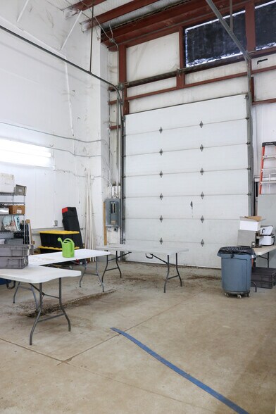 More Photos Of 5300-5310 S 73rd, Omaha Light Distribution For Lease