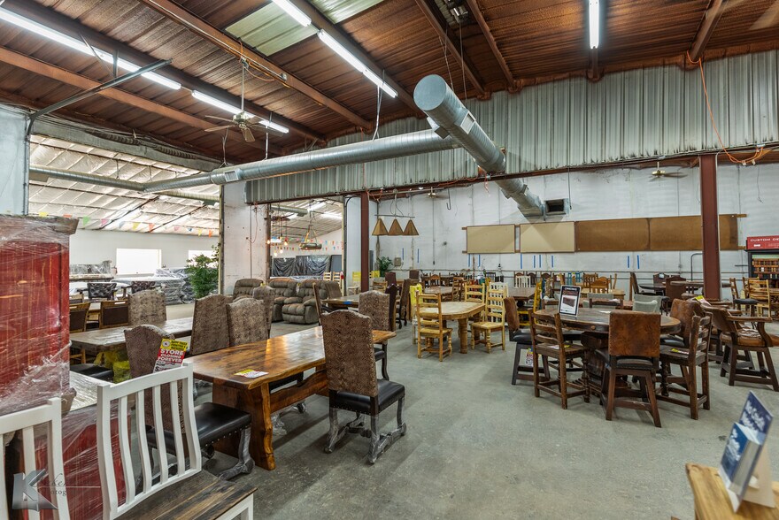 More Photos Of 302 N Access Rd, Clyde Showroom For Sale