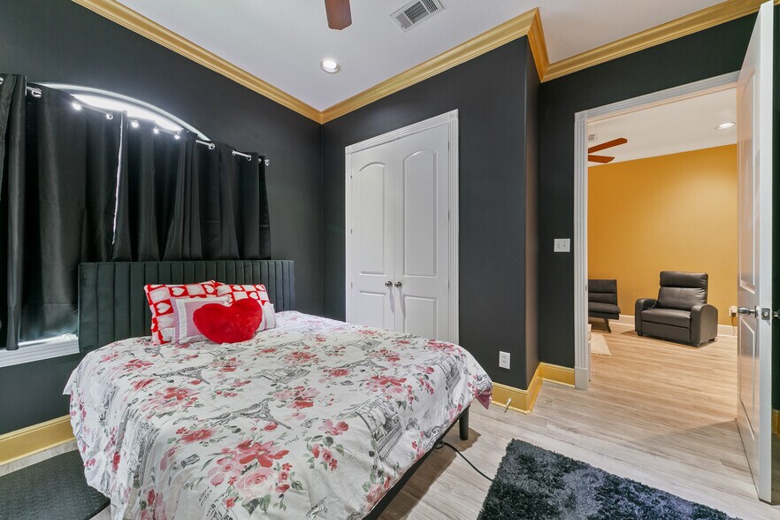 More Photos Of 12832 Willow Centre Dr, Houston Office Residential For Sale