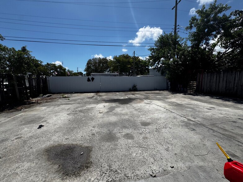 More Photos Of 5612 Dewey St, Hollywood Light Manufacturing For Lease