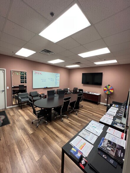 More Photos Of 6380 S Valley View Blvd, Las Vegas Showroom For Lease