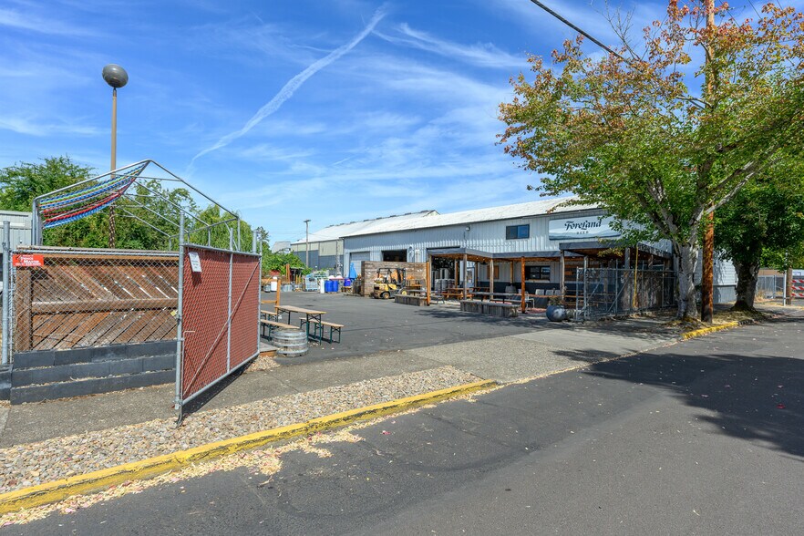 More Photos Of 777 NE 4th St, McMinnville General Retail For Lease