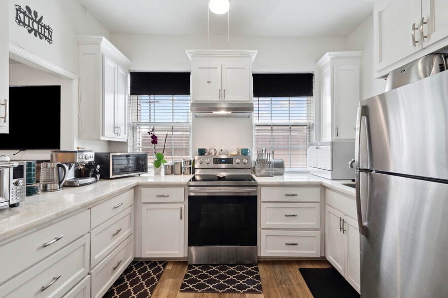 More Photos Of 8228 Oak St, New Orleans Office For Sale