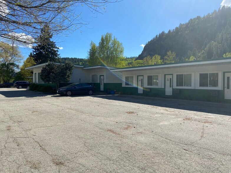 More Photos Of 455 Government St S, Greenwood Hotel For Sale