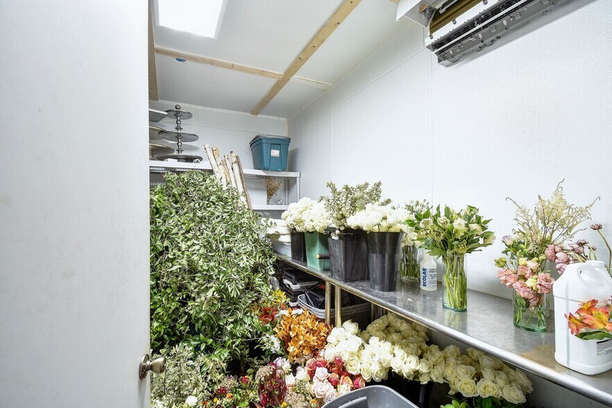 More Photos Of 330 W Mercer St, Dripping Springs Freestanding For Lease