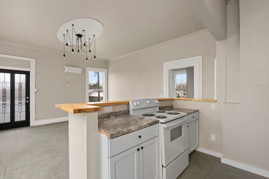 More Photos Of 901 N Saint Joseph St, Gonzales Office For Sale