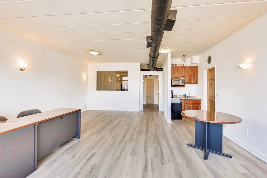 More Photos Of 7437 W Irving Park Rd, Chicago Office For Lease