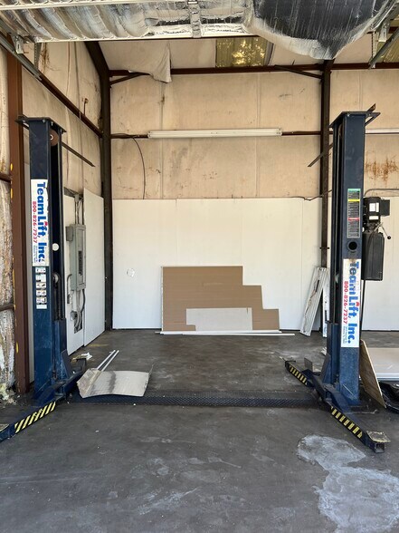 More Photos Of 424 W Henderson St, Cleburne Auto Dealership For Lease