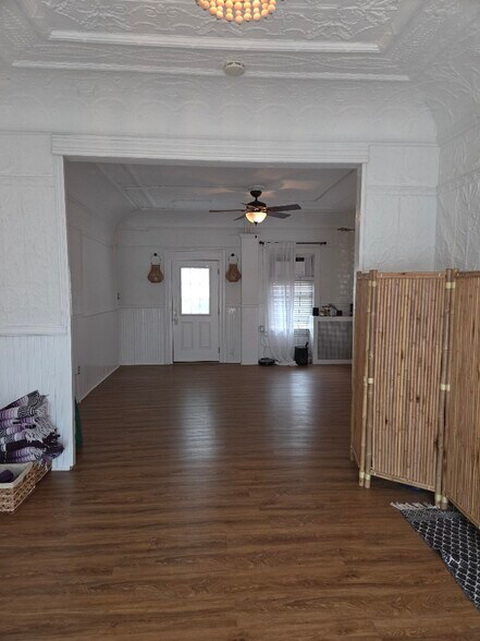 More Photos Of 307 Main St, Port Washington Storefront Retail Residential For Lease