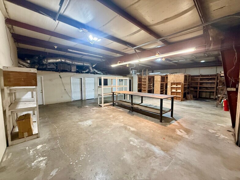More Photos Of 204 Schilling St, Baytown Warehouse For Lease