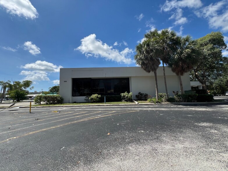 More Photos Of 300 E Dania Beach Blvd, Dania Bank For Lease