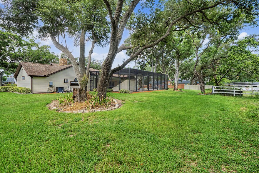 More Photos Of 2160 Laurence Dr, Clearwater Office For Sale