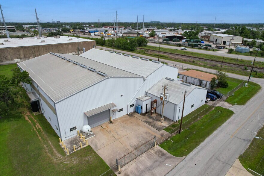 More Photos Of 11505 Todd St, Houston Manufacturing For Lease