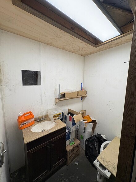 More Photos Of 3209 Industry Dr, Charleston Warehouse For Lease