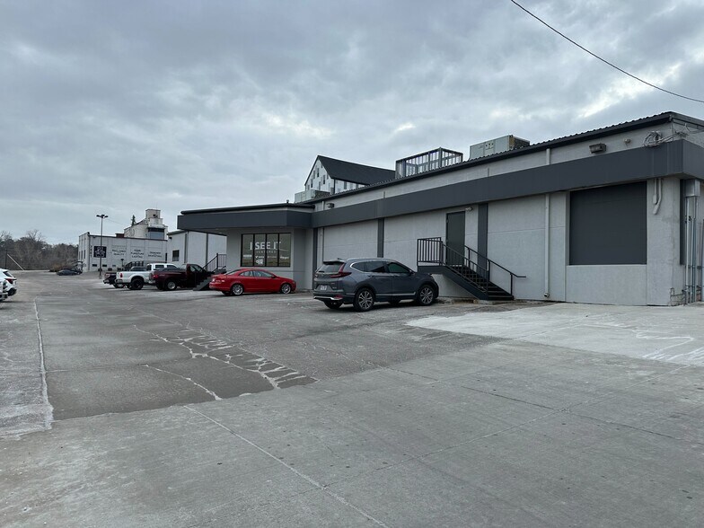 Primary Photo Of 7305 Main St, Omaha Bar For Lease