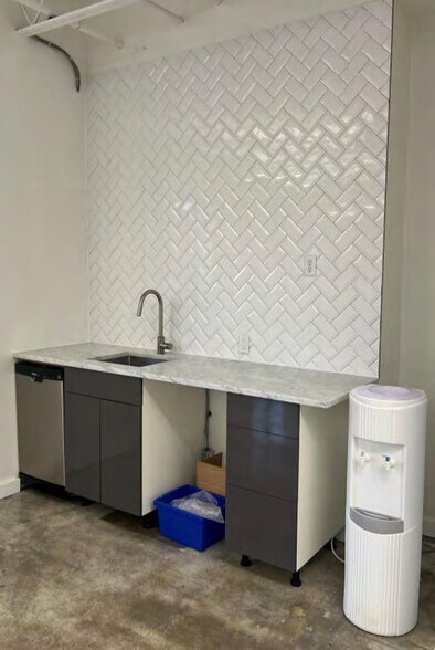 More Photos Of 22 Water St S, Kitchener Office For Lease