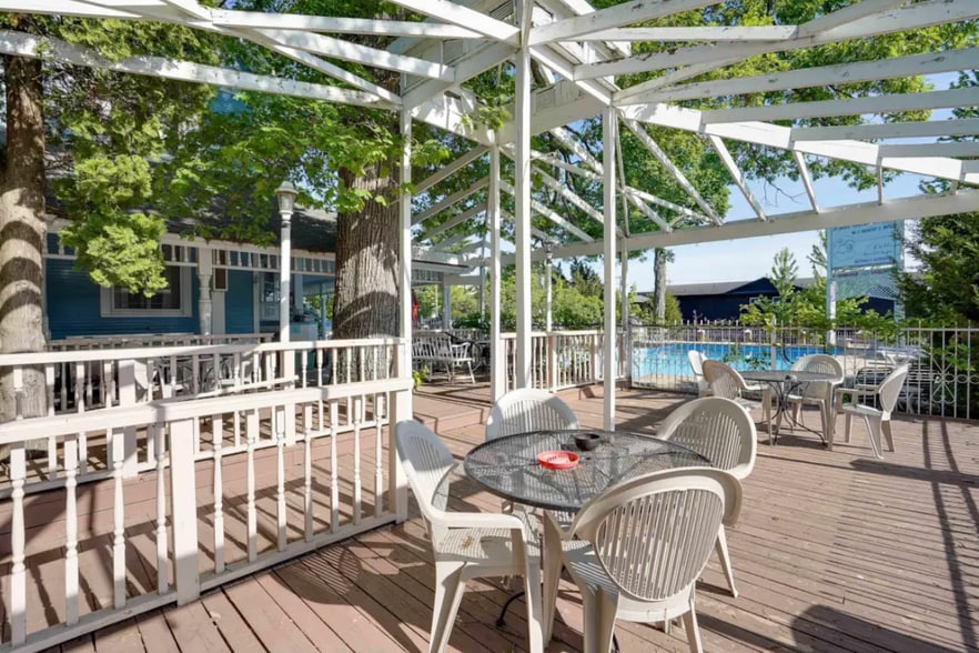 More Photos Of 211 Wisconsin Ave, Wisconsin Dells Hotel For Sale
