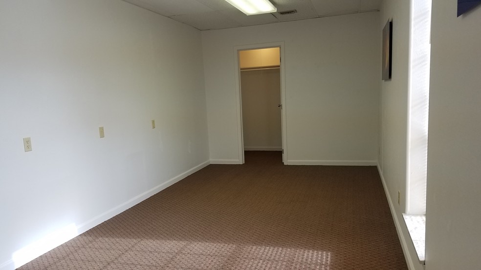 More Photos Of 515 Woodcrest Dr, Bloomington Medical For Lease