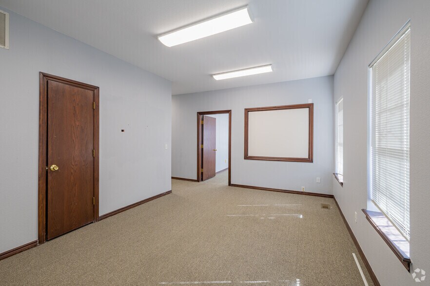 More Photos Of 1900 E 15th St, Edmond Office For Lease